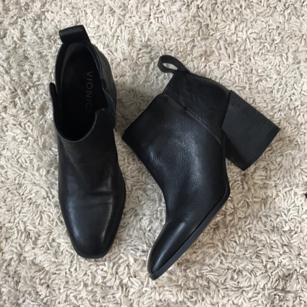 VIONIC NWOT Black Block Heel Booties with side zipper Women's 7.5